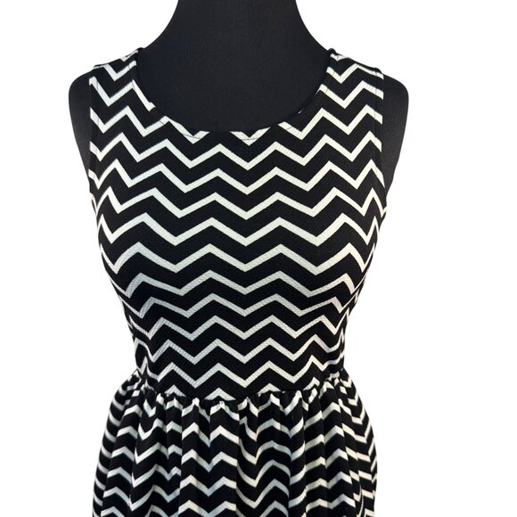 Speechless Chevron Black & White Sleeveless Dress Size 12 - Picture 2 of 6